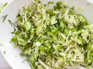 Летний салат с малосольным огурцом и капустой